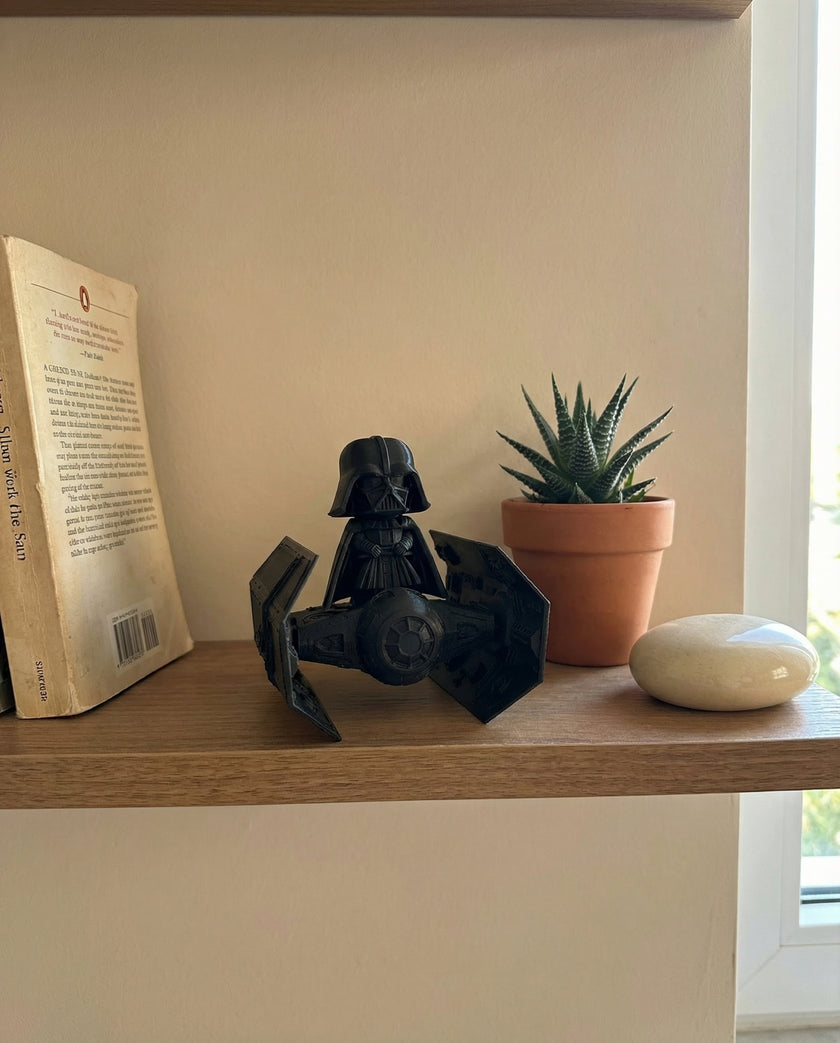 Dark Commander – Siyah Sci-Fi Dekor Figürü